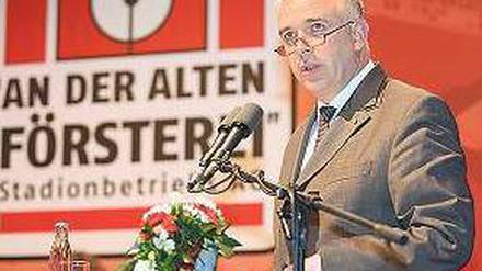 Brille auf. Union-Präsident Dirk Zingler blickt nach vorn. Foto: Matthias Koch