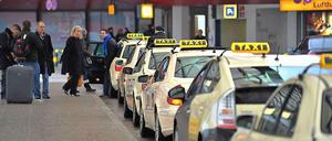 Verwirrend. Am Flughafen Tegel dürfen künftig nur noch Berliner Taxis Fahrgäste aufnehmen. In Schönefeld hingegen kommen nur die Brandenburger zum Zug.