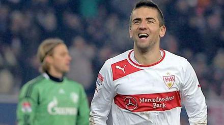 Der Stuttgarter Angreifer Vedad Ibisevic (r.) bezwang den ehemaligen VfB-Torwart Timo Hildebrand drei Mal und erzielte damit alle Tore seines Vereins beim 3:1-Heimsieg gegen Schalke 04.