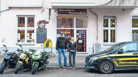 Fahrstunden und Alkohol. Andreas und Alexandra Wittwer vor ihrem Geschäft in der Grünberger Straße 36 in Friedrichshain.
