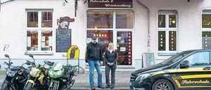 Fahrstunden und Alkohol. Andreas und Alexandra Wittwer vor ihrem Geschäft in der Grünberger Straße 36 in Friedrichshain.