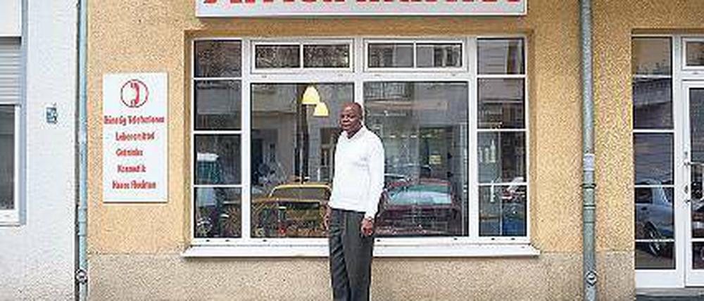 Kunsthaar und Kochbananen. Monsieur Ebeny vor seinem Shop in der Kameruner Straße 6 in Wedding.
