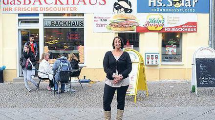 Solarium und Brötchen. Belinda Windfuhr vor ihrem Laden in der Triftstraße 4 in Wedding.