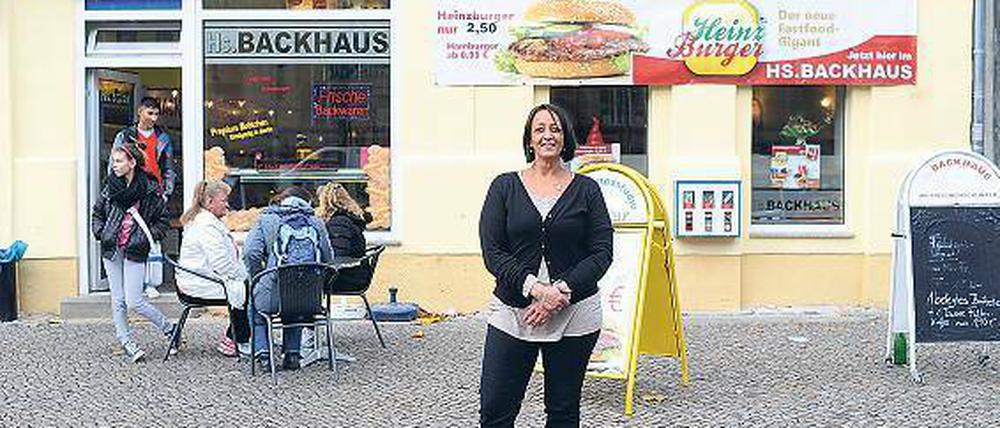 Solarium und Brötchen. Belinda Windfuhr vor ihrem Laden in der Triftstraße 4 in Wedding.