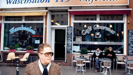 Wäsche und Kaffee. Ulrich Guttmann vor seinem Laden in der Torstraße 115 in Mitte.