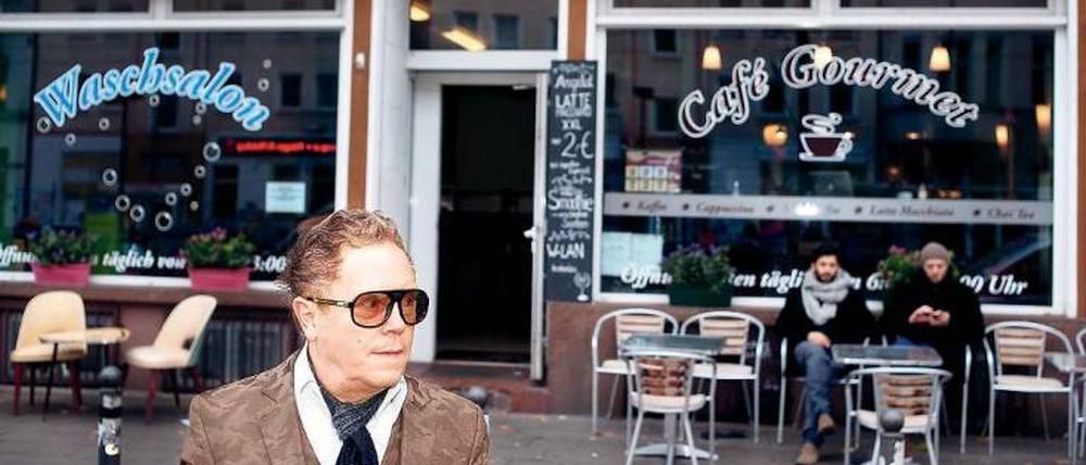 Wäsche und Kaffee. Ulrich Guttmann vor seinem Laden in der Torstraße 115 in Mitte.