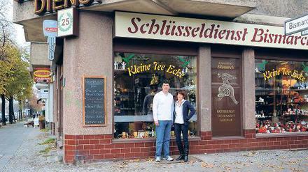Schlüssel und Tee. Die Geschwister Christian und Christiane Schikora vor ihrem Laden in der Bismarckstraße 58 in Charlottenburg.