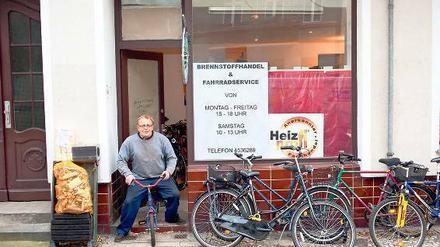Kohlen und Räder. Klaus Bindseil vor dem Laden, der er mit seinem Bruder Dieter zusammen betreibt, in der Weddinger Kiautschoustraße 18. Dieter mochte nicht mit aufs Foto.