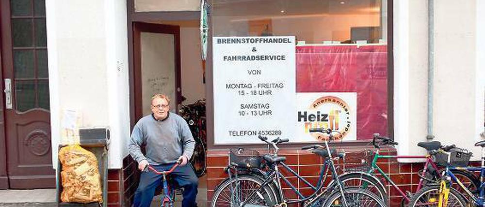 Kohlen und Räder. Klaus Bindseil vor dem Laden, der er mit seinem Bruder Dieter zusammen betreibt, in der Weddinger Kiautschoustraße 18. Dieter mochte nicht mit aufs Foto.