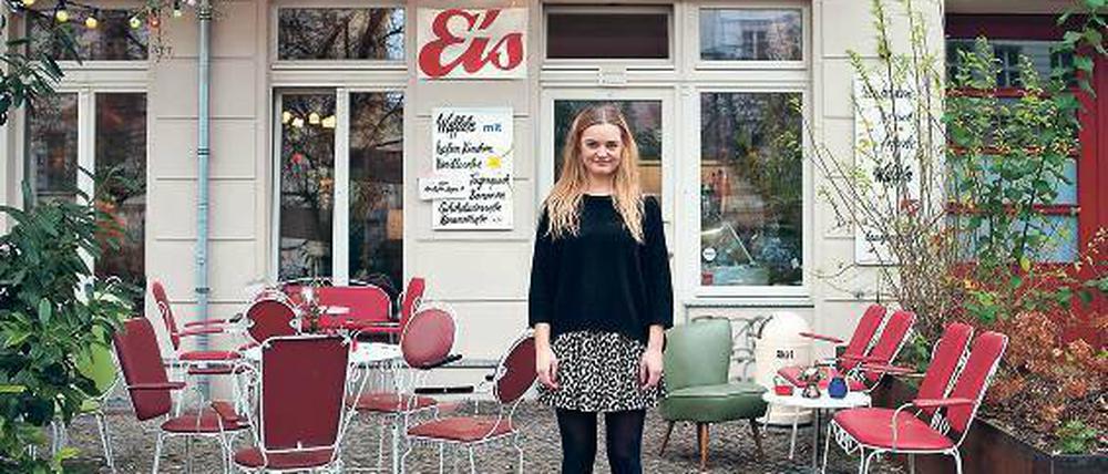 Möbel und Waffeln. Elisa Murzik vor dem "Kauf Dich Glücklich" in der Oderberger Straße 44 in Prenzlauer Berg.