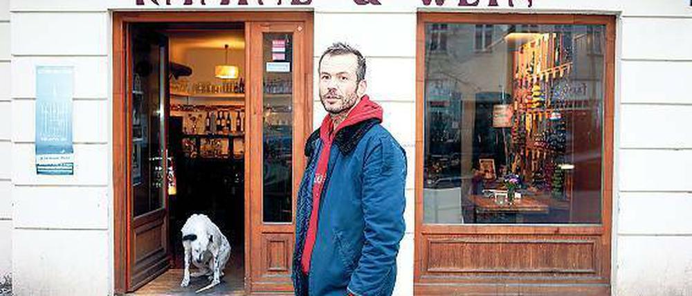 Kamine und Wein. Heiko Schmidt und sein Hund Hermann vor dem Laden in der Prinzenallee 58 in Gesundbrunnen.