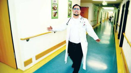 DOKTOR FLOTT. Dr. Volkan Aykaç, 29, aus Wilmersdorf, schwingt hier fürs Bild durch das Evangelische Geriatriezentrum der Charité in Wedding, in dem er als Assistenzarzt arbeitet. Am 31. Januar lädt er zum „Singer & Songwriter Benefiz-Contest“ des Charité-Projektes ins „Hexenhaus“ an der Philippstraße 12. Um 19.30 Uhr geht es los.