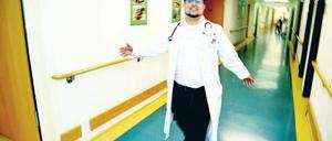 DOKTOR FLOTT. Dr. Volkan Aykaç, 29, aus Wilmersdorf, schwingt hier fürs Bild durch das Evangelische Geriatriezentrum der Charité in Wedding, in dem er als Assistenzarzt arbeitet. Am 31. Januar lädt er zum „Singer & Songwriter Benefiz-Contest“ des Charité-Projektes ins „Hexenhaus“ an der Philippstraße 12. Um 19.30 Uhr geht es los.