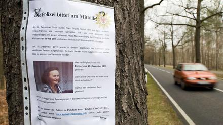 Mit einem Steckbrief suchte die Polizei nach der damals noch vermissten Brigitte Scholl. Nun steht ihr Ehemann Heinrich Scholl unter dem Verdacht, sie ermordet zu haben.