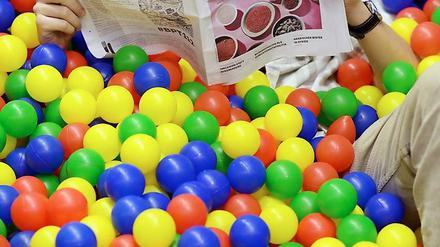Ein Pirat in der Kinderbetreuung. Bunte Bälle sollten den Nachwuchs auf dem Parteitag der Piraten im November bei Laune halten.