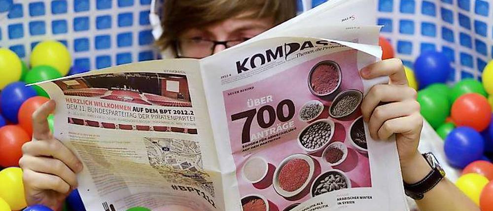 Ein Pirat in der Kinderbetreuung. Bunte Bälle sollten den Nachwuchs auf dem Parteitag der Piraten im November bei Laune halten.