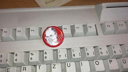 An der Tastatur. Peer Steinbrück twittert - und verschickte dieses Foto zu Beginn der Fragestunde.