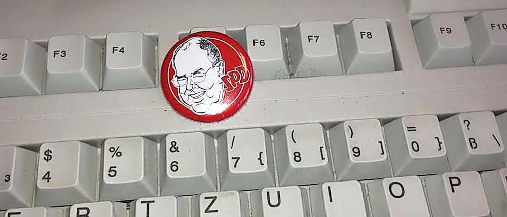 An der Tastatur. Peer Steinbrück twittert - und verschickte dieses Foto zu Beginn der Fragestunde.