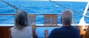 Noch kein Land in Sicht. Doch allein der Gedanke, dass sich die große Atlantikfahrt langsam dem Ende zuneigt, lässt die Passagiere fast ein wenig wehmütig werden.