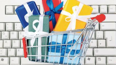 Verpackt und zugesandt. Online-Einkaufen ist praktisch, weil man sich dabei nicht außer Haus begeben muss. Vielfach bieten die Shops auch noch einen Geschenke-Service mit Papier und Grußkarte an, allerdings muss man dafür manchmal extra zahlen. 