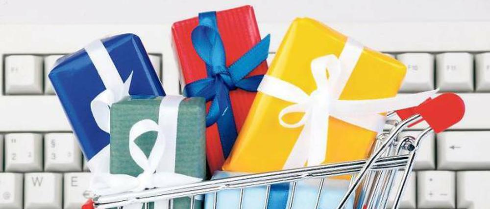 Verpackt und zugesandt. Online-Einkaufen ist praktisch, weil man sich dabei nicht außer Haus begeben muss. Vielfach bieten die Shops auch noch einen Geschenke-Service mit Papier und Grußkarte an, allerdings muss man dafür manchmal extra zahlen. 