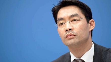 Wirtschaftsminister Philipp Rösler steht hinter den Änderungen am Armutsbericht. 