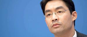 Wirtschaftsminister Philipp Rösler steht hinter den Änderungen am Armutsbericht. 
