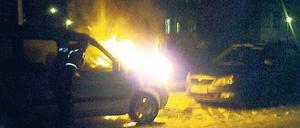 17.33 Uhr. Ein Polizist geht direkt an das Auto heran und sieht durch die Beifahrertür ins Innere. Löschversuche unternimmt er lieber nicht.