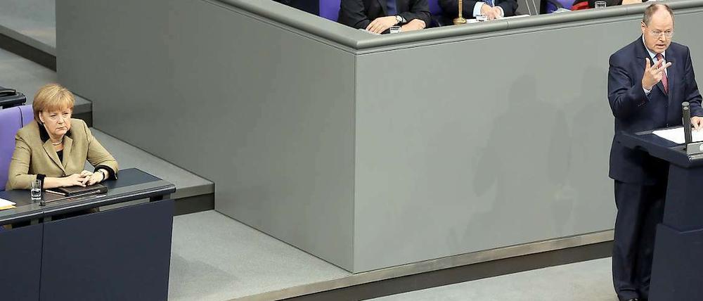 Eine etwas unwillig aussehende Angela Merkel (CDU) und ein Peer Steinbrück (SPD), der ihr etwas kraftlos die Leviten liest: Die Debatte im Bundestag. 