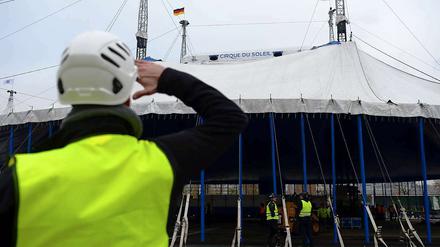 Es ist vollbracht. Nach rund 15 Minuten "steht" das Dach des Zirkuszelts am Mittwochmittag auf der Brache an der Heidestraße auf 100 Metallrohren. Spanngurte sichern es zusätzlich. Sie sind am Boden befestigt. 