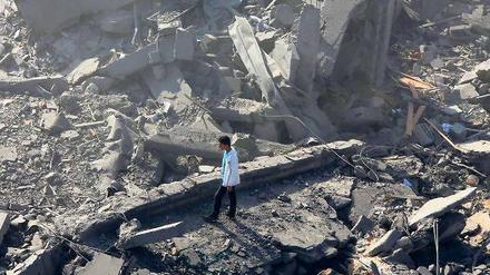 Was Israels Luftwaffe übrig ließ. Ein junger Palästinenser durchstreift die Ruine eines Verwaltungsgebäudes in Gaza. 