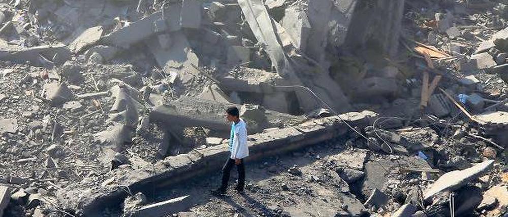 Was Israels Luftwaffe übrig ließ. Ein junger Palästinenser durchstreift die Ruine eines Verwaltungsgebäudes in Gaza. 