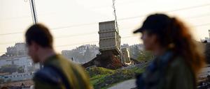 Israelische Sicherheitskräfte in der Nähe einer der Stationen des "Iron Dome", der israelischen Raketenabwehr.