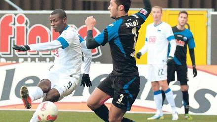 Ein Schuss, ein Tor. Adrian Ramos sichert Hertha BSC einen knappen Sieg in Paderborn. Foto: Streubel