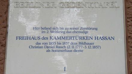 Die Gedenktafel für das Freihaus des Kammertürken Hassan hängt Schloßstraße 6  (Charlottenburg). Das Bild darf unter der GNU-Lizenz für freie Dokumentation verwendet werden. 