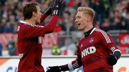 Sebastian Polter (r.) jubelt nach seinem Tor zum 1:0 mit Vorlagengeber Sebastian Feulner.