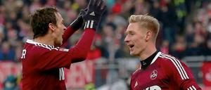 Sebastian Polter (r.) jubelt nach seinem Tor zum 1:0 mit Vorlagengeber Sebastian Feulner.