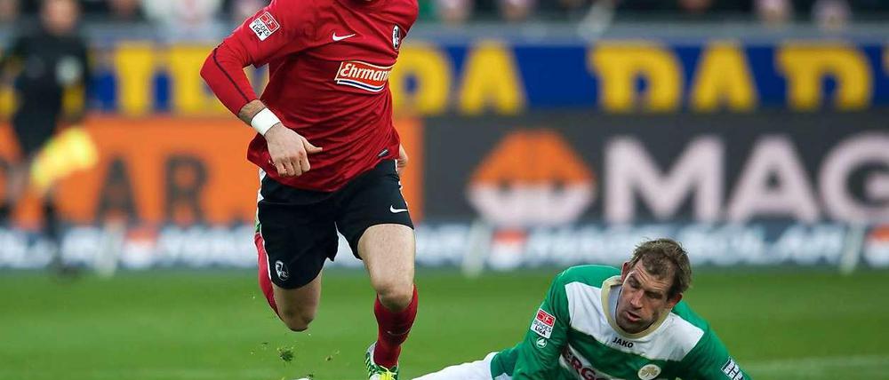 Caligiuri nicht zu halten: Der Freiburger Torschütze läuft dem Fürther Verteidiger Thomas Kleine davon.