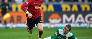 Caligiuri nicht zu halten: Der Freiburger Torschütze läuft dem Fürther Verteidiger Thomas Kleine davon.