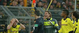 Nicht zu glauben. Die Dortmunder protestieren gegen die Rote Karte für Schmelzer (l.), Schiedsrichter Stark aber bleibt hart. 
