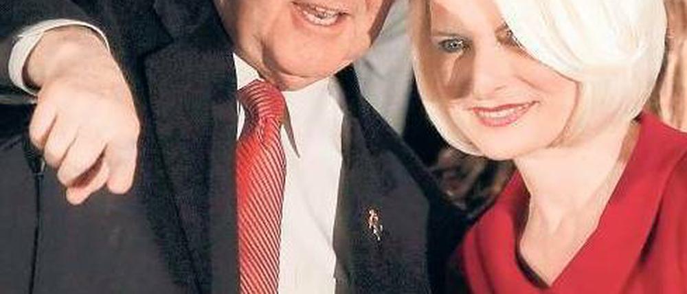Sieg des Außenseiters. Newt Gingrich und seine Frau Callista freuen sich mit Anhängern in South Carolina über den Erfolg bei den Vorwahlen.