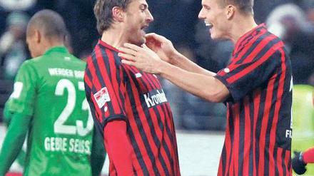 Lass dich drücken. Butscher (l.) und Meier bejubeln den Eintracht-Sieg.