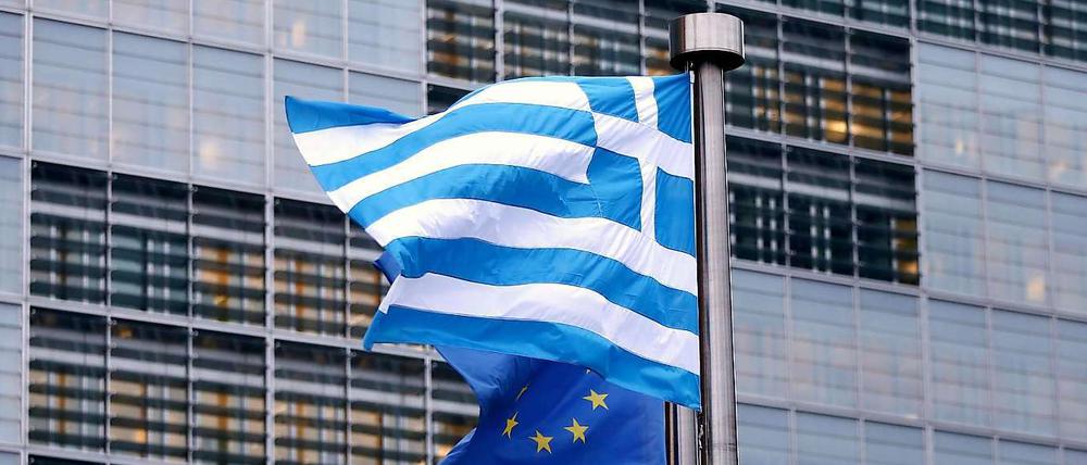 Im Zeichen der Krise. Während Griechenland und andere EU-Staaten zu drastischen Einsparungen gezwungen sind, steht auch in der EU-Kommission (im Hintergrund) ein Personalabbau an.