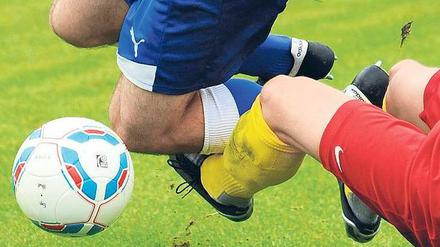 Fouls im Fußball: Schmerzhaft für die Knochen und jetzt auch fürs Portemonnaie.