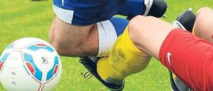 Fouls im Fußball: Schmerzhaft für die Knochen und jetzt auch fürs Portemonnaie.