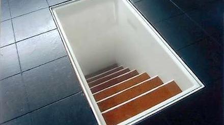 Sieben Stufen. Micha Ullmans Treppenskulptur, mit rotem Sand aus Israel.