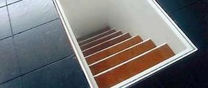 Sieben Stufen. Micha Ullmans Treppenskulptur, mit rotem Sand aus Israel.