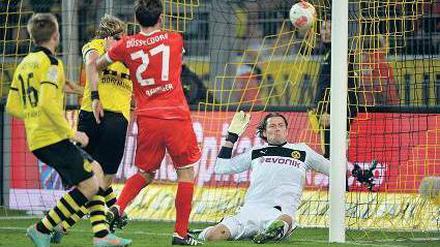 Wirkungstreffer. Stefan Reisinger (Mitte) überwindet Dortmunds Torwart Roman Weidenfeller und sichert den Düsseldorfern einen Punkt. Foto: dapd