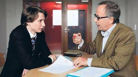 Wer unterrichtet hier wen? Auch der Literaturlehrer (Fabrice Luchini, rechts) lernt von seinem Schüler Claude (Ernst Umhauer).