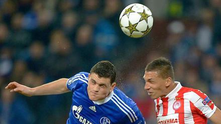 Grieche gegen Griechen. Schalkes Kyriakos Papadopoulos im Duell mit Jose Holebas.